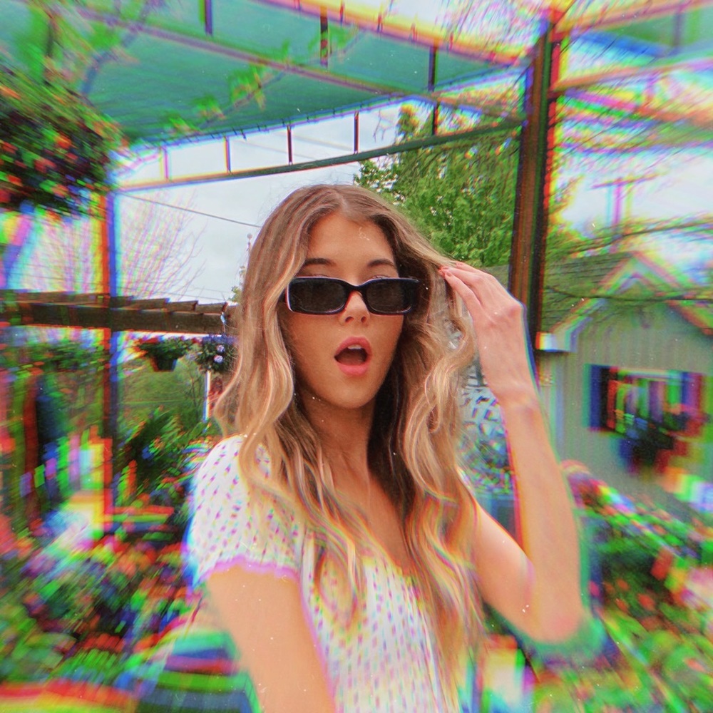 Meet your Poshers, Sarah & Amy